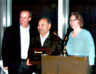 Pak Vista Petro Supplies CEO receiving Norriseal Blue Award 2006 at Houston, USA